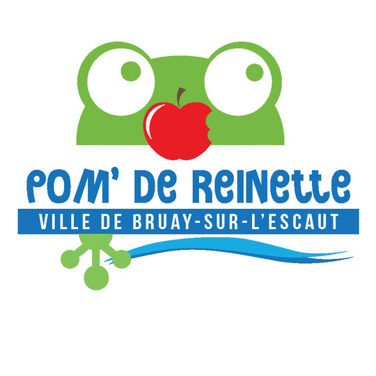 L’image représente un logo. En haut, une grenouille verte stylisée tient une pomme rouge dans sa bouche. En dessous, le texte "POM' DE REINETTE" est écrit en lettres bleues. Une ligne de texte supplémentaire indique "VILLE DE BRUAY-SUR-L'ESCAUT" en lettres blanches sur fond bleu. Un élément graphique en forme de vague bleue est présent en bas de l’image.