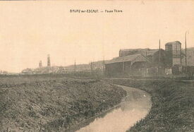 Extrémité de la rue Lamartine. Une vue de l’entrée du rivage et des bâtiments du criblage. Au premier plan, le canal du Jard se dirige vers l’arrière de la cité Thiers.