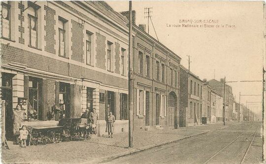 Vers 1930. Après le déplacement du bureau de poste, la famille BRINKHUIZEN ouvre un magasin, le Bazar de la Place. « On y trouve de tout. »
