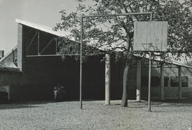 Le préau de l’école des garçons vers 1957. Sur le mur du fond sont fixées les cibles de la section TIR de l’amicale laïque. Faute de moyens, ce sport se pratique en plein air.