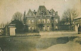Face à la rue Berthelot se dresse la belle demeure de la famille MAILLET, propriétaire de la brasserie fondée en 1870 et située juste à côté.