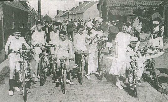 1926 : à l’entrée de la rue Ledru-Rollin. Les habitants du quartier rivalisent d’imagination pour confectionner vélos fleuris et garnir les chars.