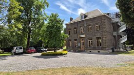 Photo de la médiathèque et de sa cour
