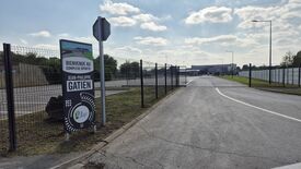Photo de l'entrée du parking du complexe.