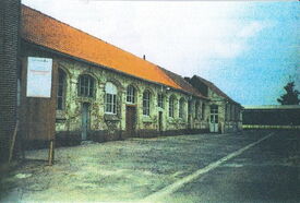 En 1890, la compagnie cède un terrain de 16 ares à la commune pour la construction d’une école de filles et d’un logement de fonction.