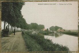 Vers 1900. Endroit paisible et boisé, le quartier de la Folie est un lieu de promenade prisé des bruaysiens. Ici, le canal se sépare en deux, à droite vers l’écluse, à gauche vers un barrage qui maintient un niveau d’eau constant.