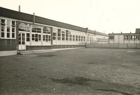 La municipalité décide de construire de nouvelles classes sur le jardin de l’école (le jardinage était pratiqué par les élèves des cours supérieur et de fin d’études). Elles seront démolies en décembre 2011.