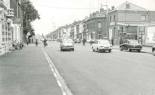 Vers 1970 près du carrefour de la rue Henri Legrand. Depuis juillet 1966, le tramway a disparu du paysage, les rails ont été enlevés, la route a été élargie. Place maintenant à l’autobus plus rapide et plus confortable au dire de beaucoup, un abri est prévu pour ses usagers près de la S.O.C.O.M.A.
