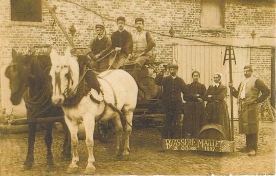 La brasserie Maillet. Créée en 1870, elle est exploitée jusqu’en 1919. Le patron tient en main le fourquet, instrument traditionnel et symbole des brasseurs.
