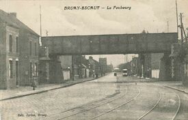 Le pont de fer SNCF n’a rien à voir avec le lieu-dit. Il apparaît vers 1925, c’est une voie de contournement utilisée lors de surcharges de trafic. Aujourd’hui avec la disparition du triage de Valenciennes, elle est de moins en moins utilisée.