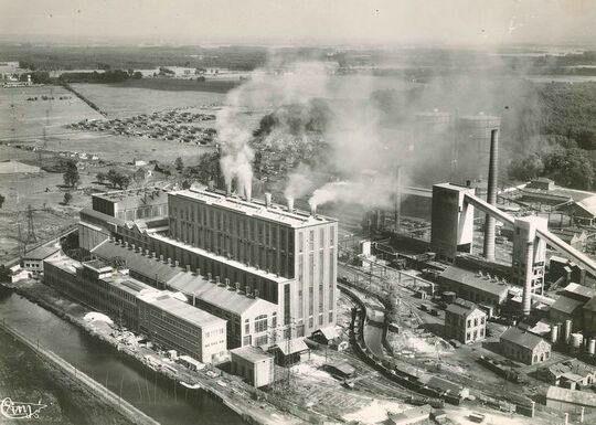 En 1953, les houillères procèdent à une transformation de la centrale qui va permettre d’atteindre progressivement une puissance de 130 MW vers 1955. 130 hommes y travaillent : un homme par mégawatt produit, c’est la règle.
