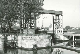 Vers 1960. Gros plan sur l’écluse. A gauche, la vieille écluse est utilisée comme barrage pour réguler le niveau du fleuve.