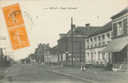 Cliché oblitéré en 1922. La route nationale vers Thiers. A gauche, les voies du tramway. Les travaux d’électrification du réseau sont terminés.
