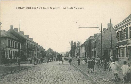 Vers 1920. Aucun danger pour tous ces enfants qui s’ébattent en toute insouciance sur le pavé.
