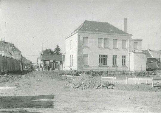 Implantation de La Poste actuelle inaugurée le 20 juin 1992. Tout à gauche, le long des plaques, la très ancienne ruelle Watteau (aussi appelée la chasse des sœurs) qui débouche face à la rue Émile Zola.
