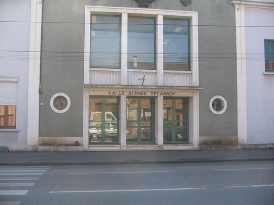 Photo la salle Delannoy prise depuis la rue Jean Jaurès.
