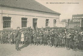 L’école des garçons vers 1900. La construction de cette école dans la rue Pilette (Emile Zola) date de 1863. Aujourd’hui, ces locaux sont occupés par l’espace musical.