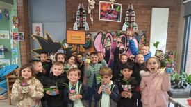 Groupe d'enfants durant une activité scolaire à l'atelier.48