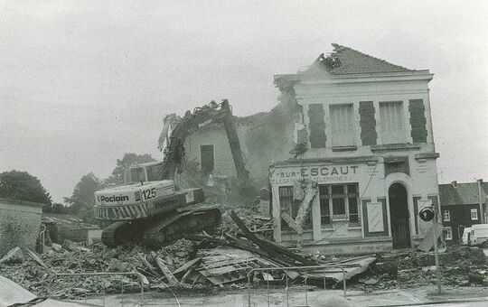 Juillet 1992 : L’ancien bureau s’effondre sous l’action impitoyable du bulldozer.
