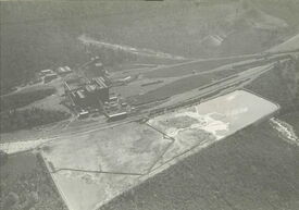 Août 1949. Gros plan sur le bassin de décantation. Après évacuation des eaux de flottation reste une boue charbonneuse de qualité très médiocre : le schlamm. Celui-ci séché est utilisé dans les centrales électriques. Il était aussi vendu à petit prix à des familles de condition modeste.