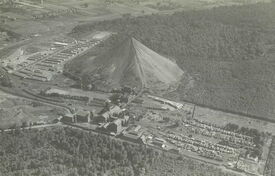 Vue aérienne du site en 1949. Au premier plan se trouve l’important parc à bois, surtout des résineux pour étançonner dans les veines exploitées. En haut à gauche, les allemands ont installé des baraquements pour héberger les prisonniers russes et ukrainiens pendant la dernière guerre mondiale