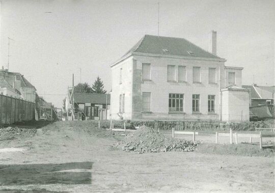 Implantation de La Poste actuelle inaugurée le 20 juin 1992. Tout à gauche, le long des plaques, la très ancienne ruelle Watteau (aussi appelée la chasse des sœurs) qui débouche face à la rue Émile Zola.
