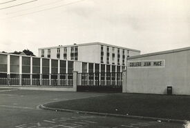 En 1912, on entreprend la construction d’un important groupe scolaire rue Emile Zola. Inauguré en 1913, cette école de 11 classes accueillent filles et garçons.