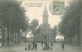 Place et église. Construite en 1875, elle est dédiée à Saint - Adolphe, évêque de Cambrai au VIIIème siècle.