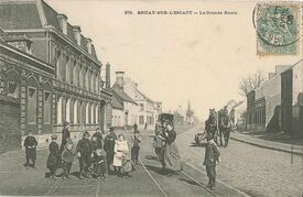 1906. A gauche, la distillerie Davaine, et la brasserie Carlier qui subirent d’importants dégâts lors de la première guerre mondiale. Un peu plus loin se trouve la malterie qui alimente en orge maltée les nombreuses brasseries artisanales.