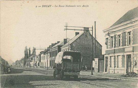 Vers 1920. A droite, l’entrée de la place. Au loin, on devine l’imposant terril de la Bleuse-Borne
