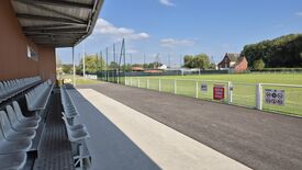 Autre photo extérieure prise les gradins le long du complexe.