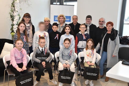 Photo des membres du conseil municipal des jeunes accompagnés de Brigitte Ludovisi, Daynla Carre, Michelle Dupuis, Pascal Lemaire, Benjamin Delcourt, Christophe Podevin et Madame Le Maire