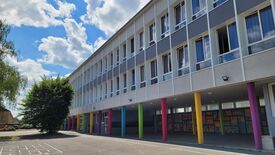 Photo de l'école prise depuis la cour