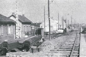 Vers 1955, rue du Chevalier de la Barre, on consolide les berges de l’Escaut en posant des palplanches. A droite, les rails sur lesquels circulent les tracteurs électriques.