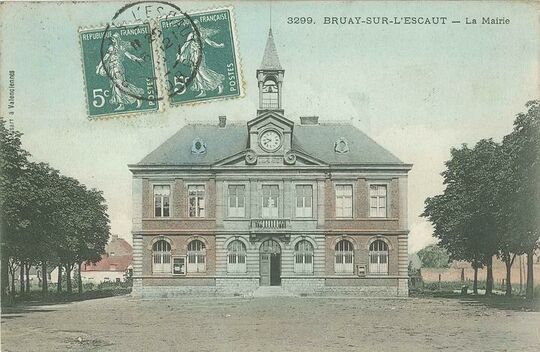 Devant la mairie mise en service en 1877, on aménage une grande place bordée de marronniers.