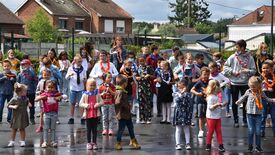 Photo d'un groupe d'enfants dansant sur le parking arrière de la mairie