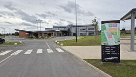Photo avant du Complexe depuis le parking circulaire