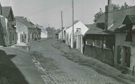 La rue Ledru-Rollin en 1959. La chaussée pavée défoncée par endroits et le bordurage ont besoin d’être réfectionnés.