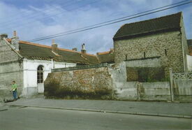 C’est dans ces maisons qu’en 1851, des religieuses de l’ordre de la Sainte-Union ouvrent une école derrière le presbytère. Cette école fut laïcisée en 1900 : les institutrices congréganistes furent remplacées par des laïques.