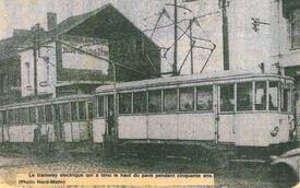 Le tramway électrique. Une motrice, deux wagons, tel était le cortège qui déambulait jusqu’en 1966 comme ici au passage à niveau des H.B.N.P.C à Thiers.