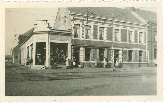 Vers 1950. Le Bazar de la Place s’est agrandi : une mosaïque style Art Déco surmonte les vitrines.
