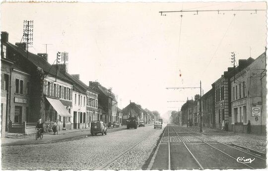 Vers 1950. La rue Jean Jaurès (depuis 1920). C’est le début de l’ère de l’automobile qui va peu à peu envahir nos routes.
