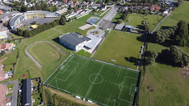 Photo aérienne prise par drone du complexe avec son terrain de foot