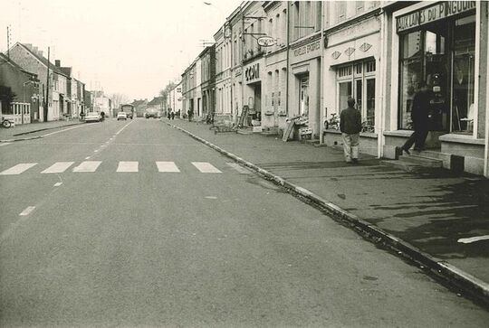 Vers 1970, cliché pris face à la place Henri Durre. Succession de magasins en direction d’Escautpont : « Laines du Pingouin, Au bonheur des enfants, Nouvelles épiceries, café-taxi Henri, la CCPM, la boulangerie Thomas… plus loin l’herboristerie Bauchard ».
