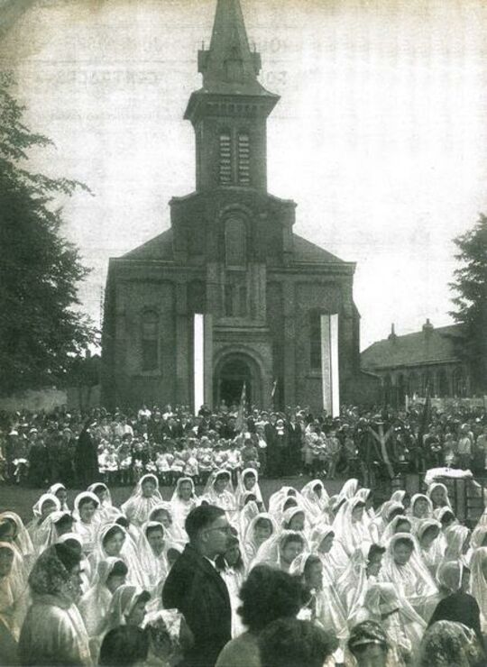 Juillet 1957. L’église trop exigüe ne peut accueillir tous les communiants et leurs familles. La messe a lieu sur la place.