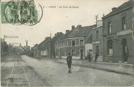 A la limite d’Anzin, oblit. 1922
A droite, juste avant l’entrée de la rue des Merlicans se trouve un bureau de l’octroi. La libre circulation des marchandises n’est permise qu’à la condition de payer un impôt à la commune traversée.
