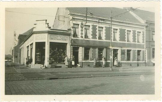 Vers 1950. Le Bazar de la Place s’est agrandi : une mosaïque style Art Déco surmonte les vitrines.
