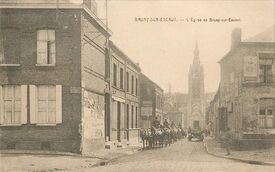 La rue de l’église. Sur ce cliché daté de 1929, il nous a été impossible d’identifier l’événement. Beaucoup de gens sur le parvis, quatre attelages avec cocher… Est-ce un mariage en grande pompe ?