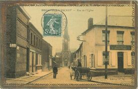 La rue de l’église. Vers 1910, elle devient rue du Chevalier de la Barre, jeune noble, torturé et décapité en 1766, sous l’inculpation d’avoir eu un comportement anticlérical. Après la seconde guerre mondiale, elle s’appellera rue Clémentine DECKER, une belle figure de la Résistance fusillée en août 1944.