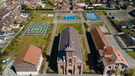Photo aérienne du labyrinthe végétal. On peut y voir l'Eglise au centre et l'espace Cuvelier à droite.